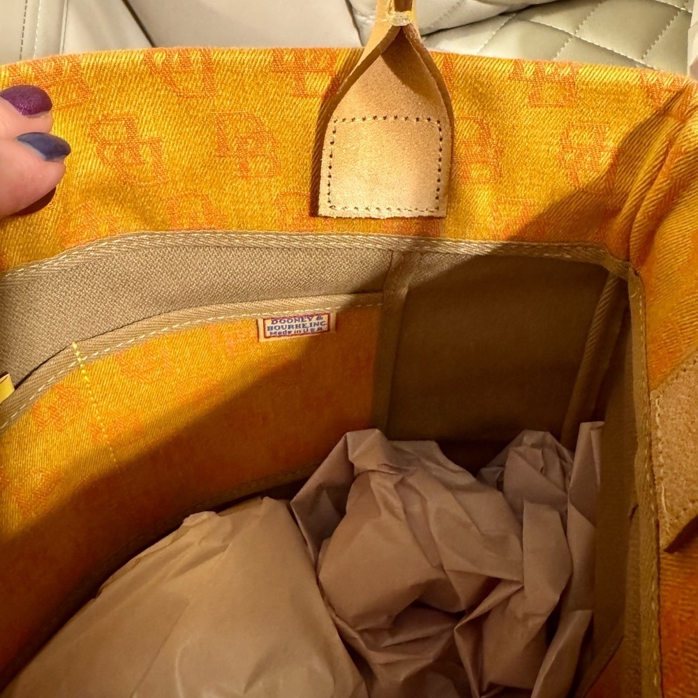 *Spring Cleanout* Fun summertime Dooney & Bourke tote! - Picture 5 of 6